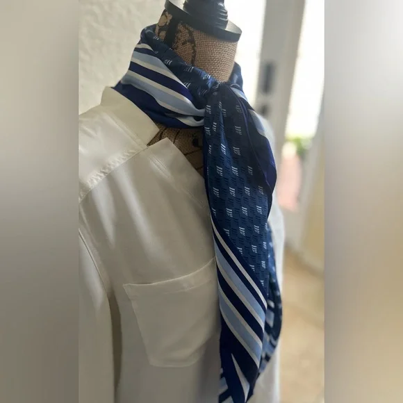 Vineyard Vines 100% Silk Navy & White Scarf - Picture 10 of 16